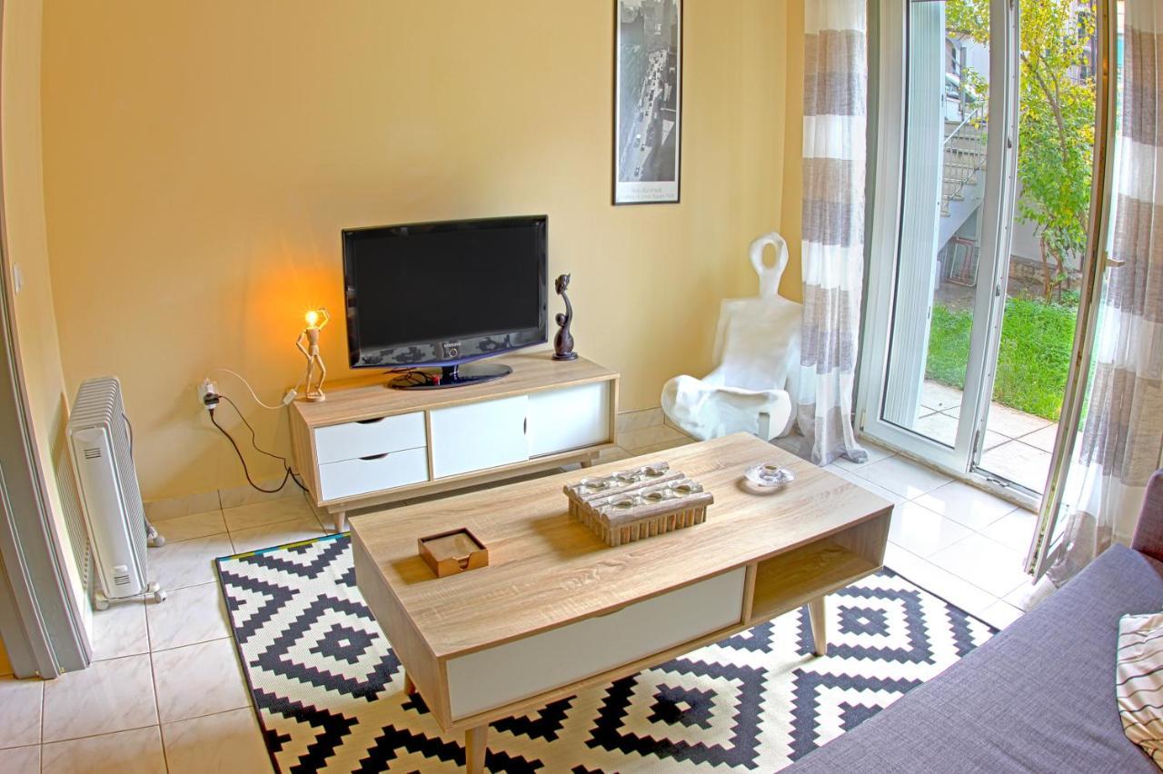 Stylish City Center Garden Apartment Athena Bagian luar foto