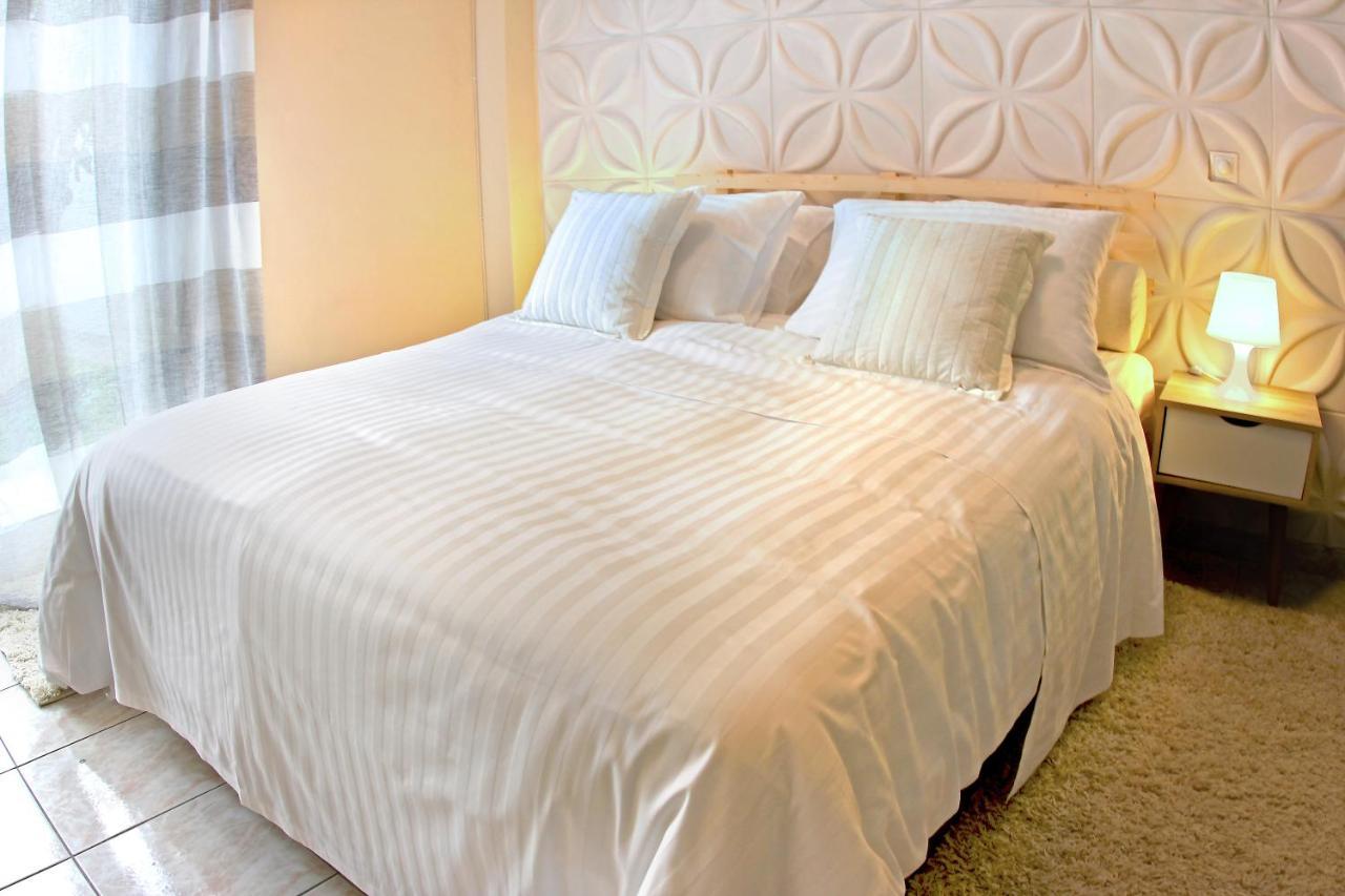 Stylish City Center Garden Apartment Athena Bagian luar foto