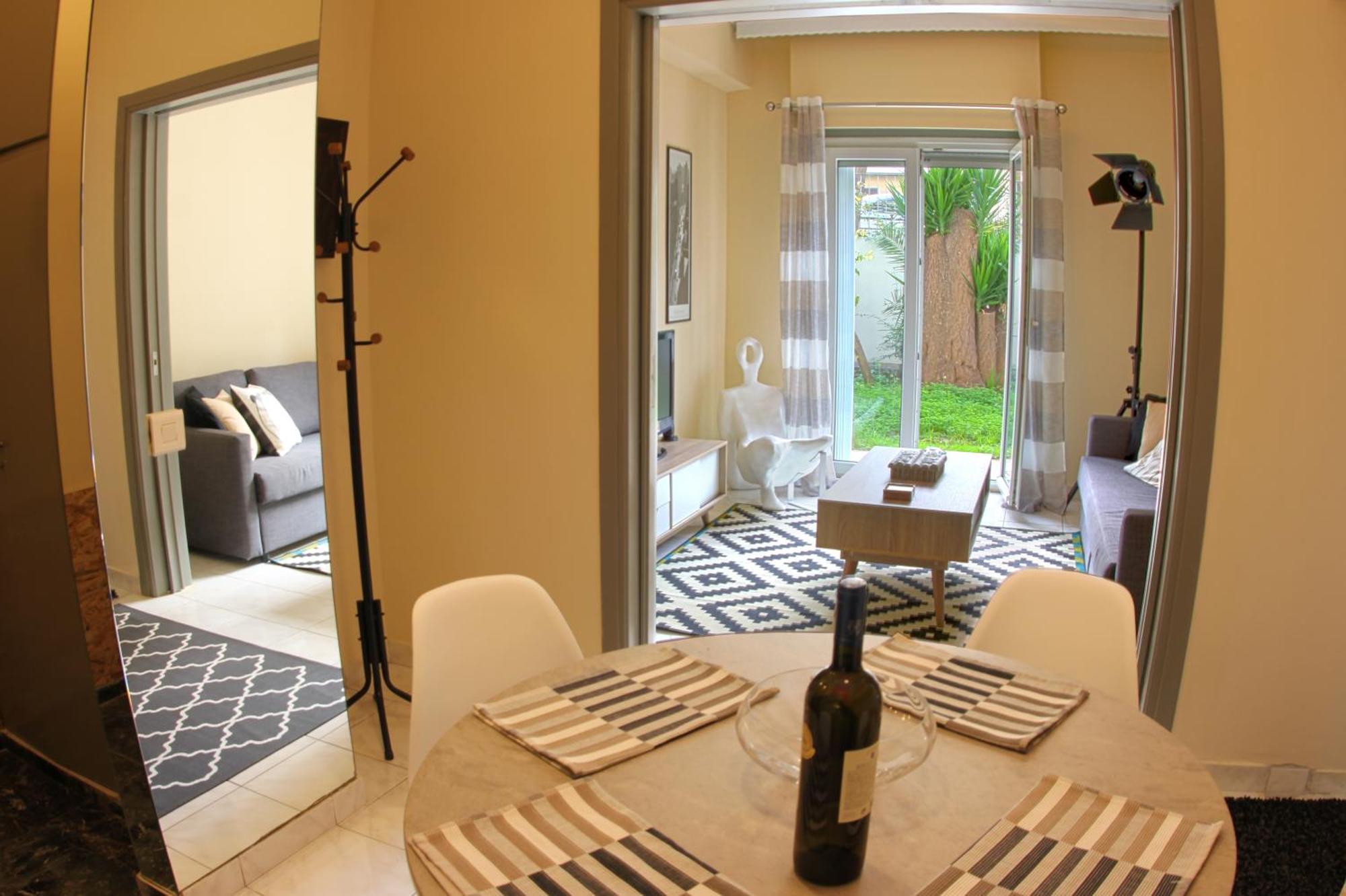 Stylish City Center Garden Apartment Athena Bagian luar foto